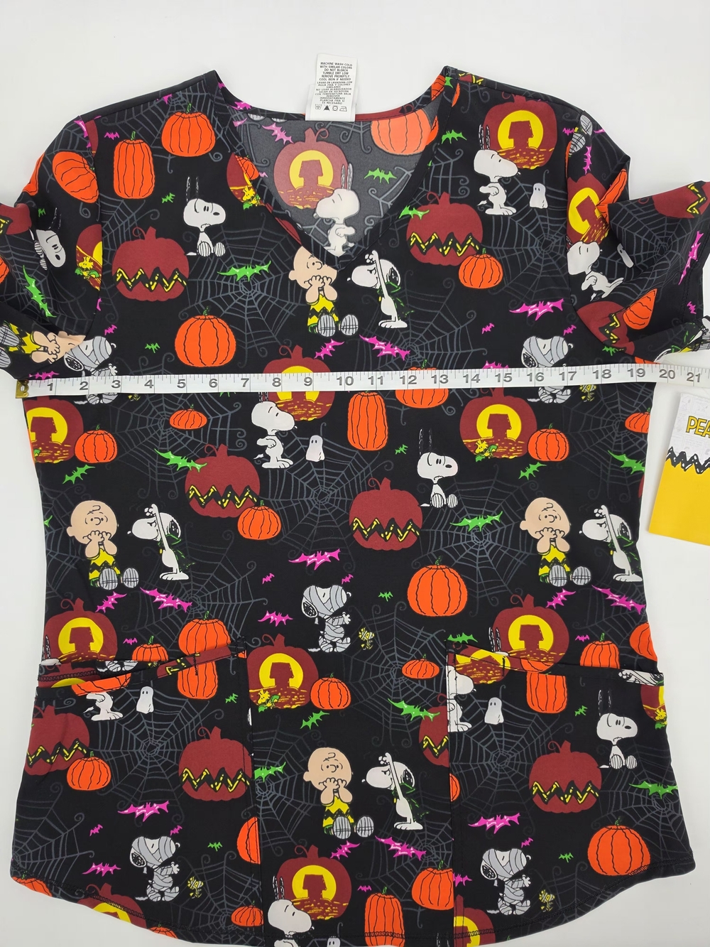 NWT Peanuts Halloween Snoopy Charlie Brown Scrub Medical Top V Neck S Pockets - Picture 4 of 10